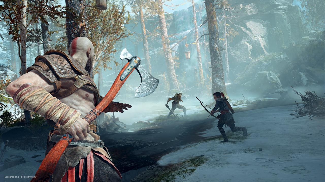 Kratos und sein Sohn bekämpfen einen Feind.