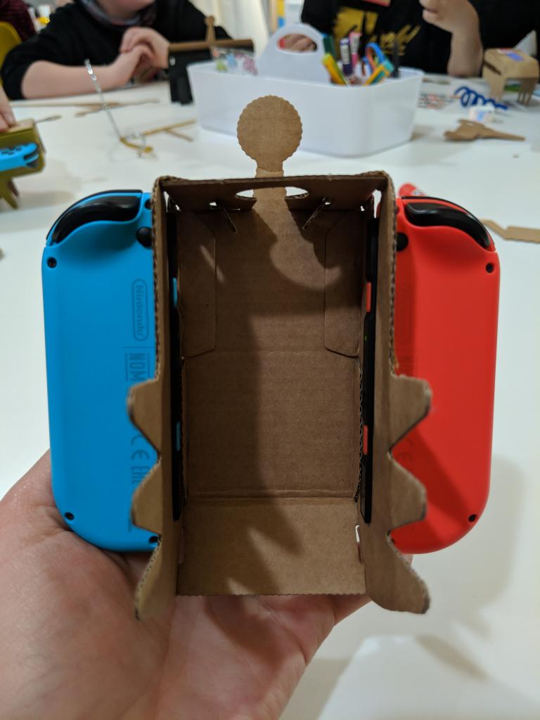 [19/03/2018] Das RC-Auto von unten betrachtet: Über die drei „Zacken“ links und rechts wird die Vibration der Joy-Cons auf die Unterlage, zum Beispiel den Tisch, übertragen.