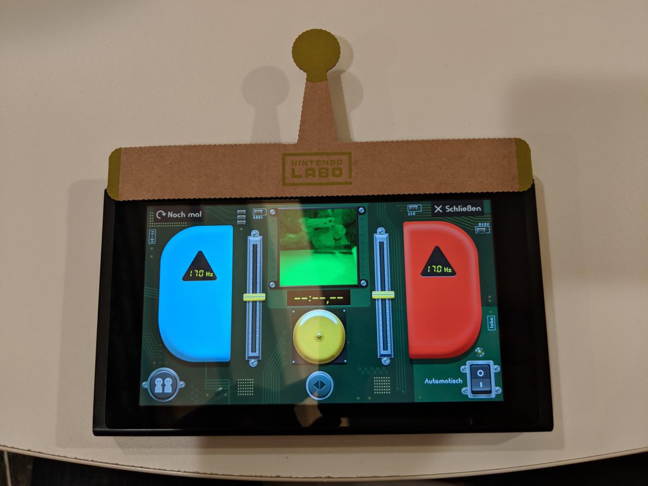 [19/03/2018] Die Steuerung des RC-Autos erfolgt per Switch-Touchscreen. In der Mitte seht ihr ein Livebild vom RC-Auto, wahlweise im Nachtsicht- oder im Wärmebild-Modus. Beeeindruckend!