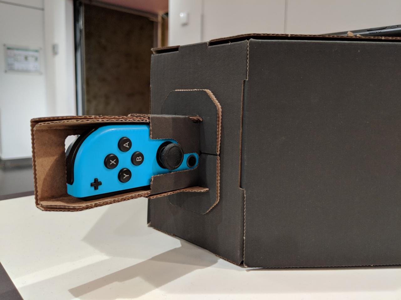 [19/03/2018] Der rechte Joy-Con wird an der vorgesehenen Stelle auf der Rückseite des Klaviers platziert und nimmt per Sensoren alles wahr, was ihr mit den Tasten tut.