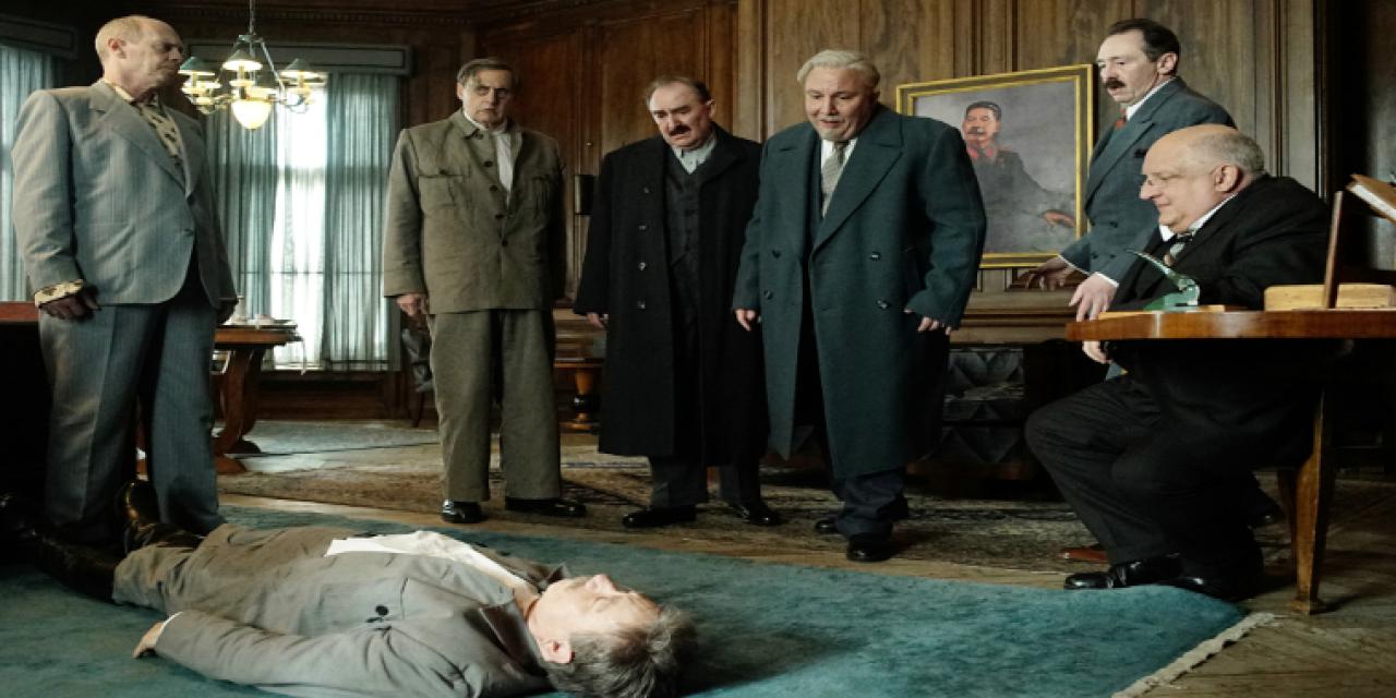 [28/03/2018] Die Towarischs von Stalin stehen in seinem Büro um seinen Körper herum.