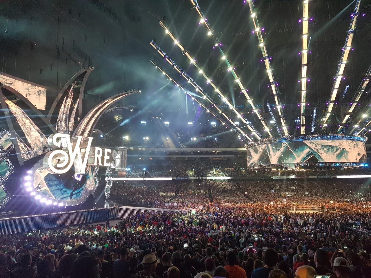 [16/04/2018] Die Kulisse im Superdome war absolut atemberaubend. Knapp 80.000 Wrestling-Fans feierten hier eine riesige Party.