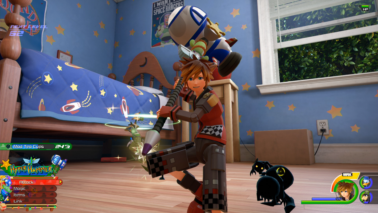 [18/05/2018] Wie üblich passt sich das Aussehen von Sora, Donald und Goofy der jeweiligen Welt an, in der sie gerade unterwegs sind. In Toy Box etwa bekommen sie einen stilvollen Spielzeug-Look verpasst.