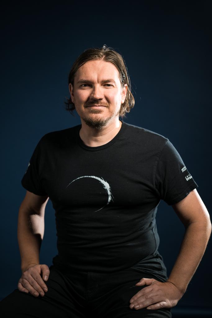[04/05/2018] Robb Bridgett, Audio Director.Der Soundspezialist begann seine Karriere mit dem Sound Design für den Dreamcast-Titel Vanishing Point im Jahre 2001. Er versucht die besten Elemente des Sound Design aus Film und Videospielen zusammen zu führen und habt dabei unter anderem an Scarface von Randy Thom mitgewirkt. Er gehört auch der British Academy of Film and Television Arts an.
