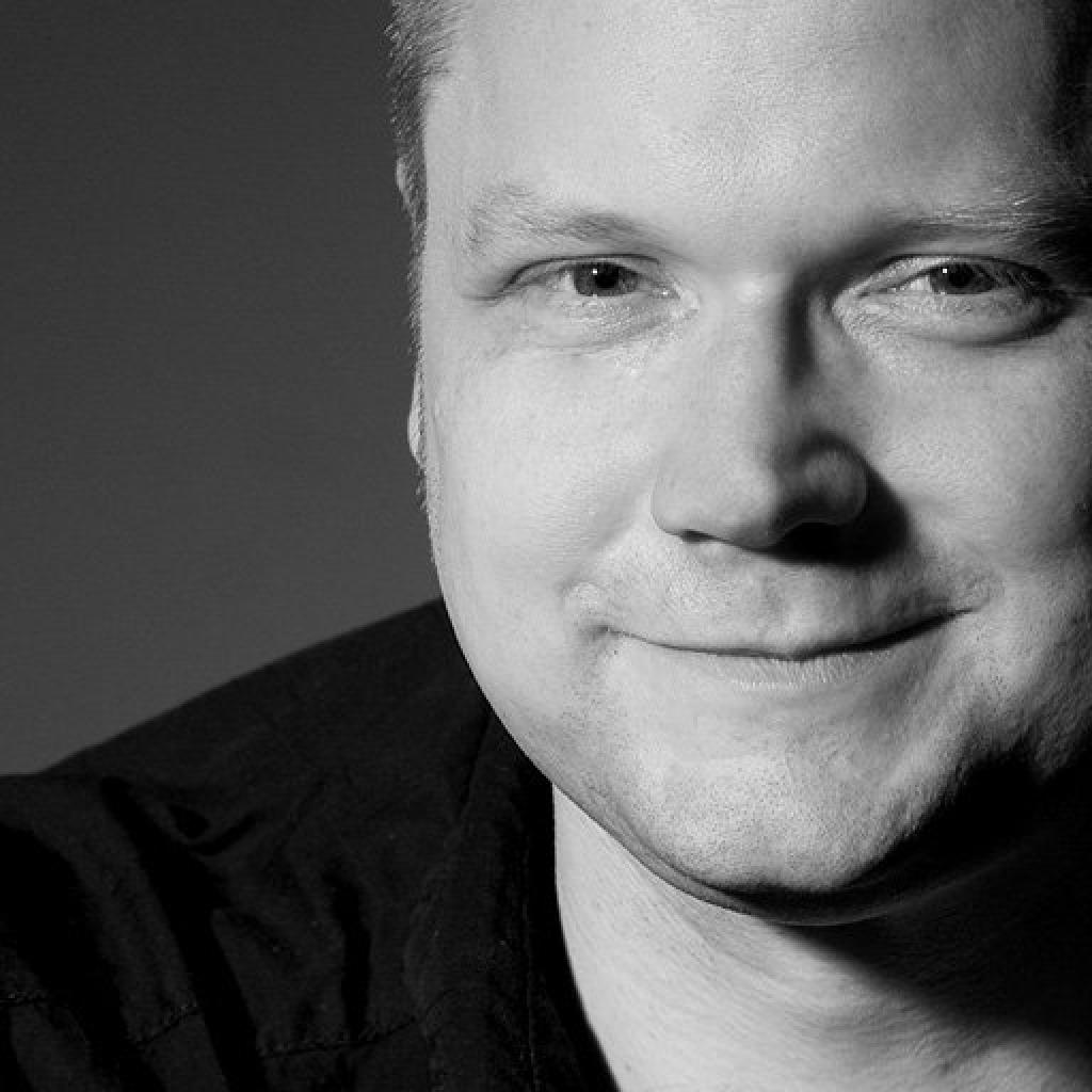 [04/05/2018] Arne Öhme, Lead Level Designer.Als gelernter Fotograf arbeitete Arne in Deutschland zunächst als Werbefotograf, interessierte sich aber schon immer für Videospiele und die Entwicklung von Heimcomputern. 2001 heuerte er bei EA Phenomic an und arbeitete dort als Story- und Kampagnen-Designer an Spielen wie Spellforce und Battleforge mit. 2009 verschlug es ihn schließlich nach Kanada zu Eidos Montreal, wo er Senior Level Designer für Thief wurde. Danach arbeitete er an allen Spielen des Tomb-Raider-Reboots mit.