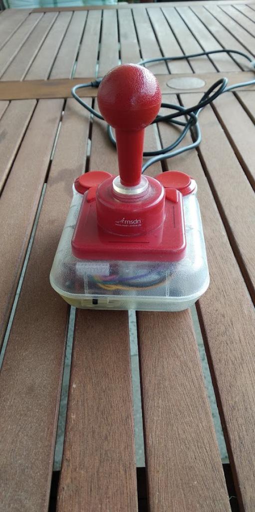 [29/06/2018] Schon vor dem C64 Mini wurden Emulatoren und Spiele direkt im Gehäuse eines Competition-Pro-Joysticks verkauft.&nbsp;