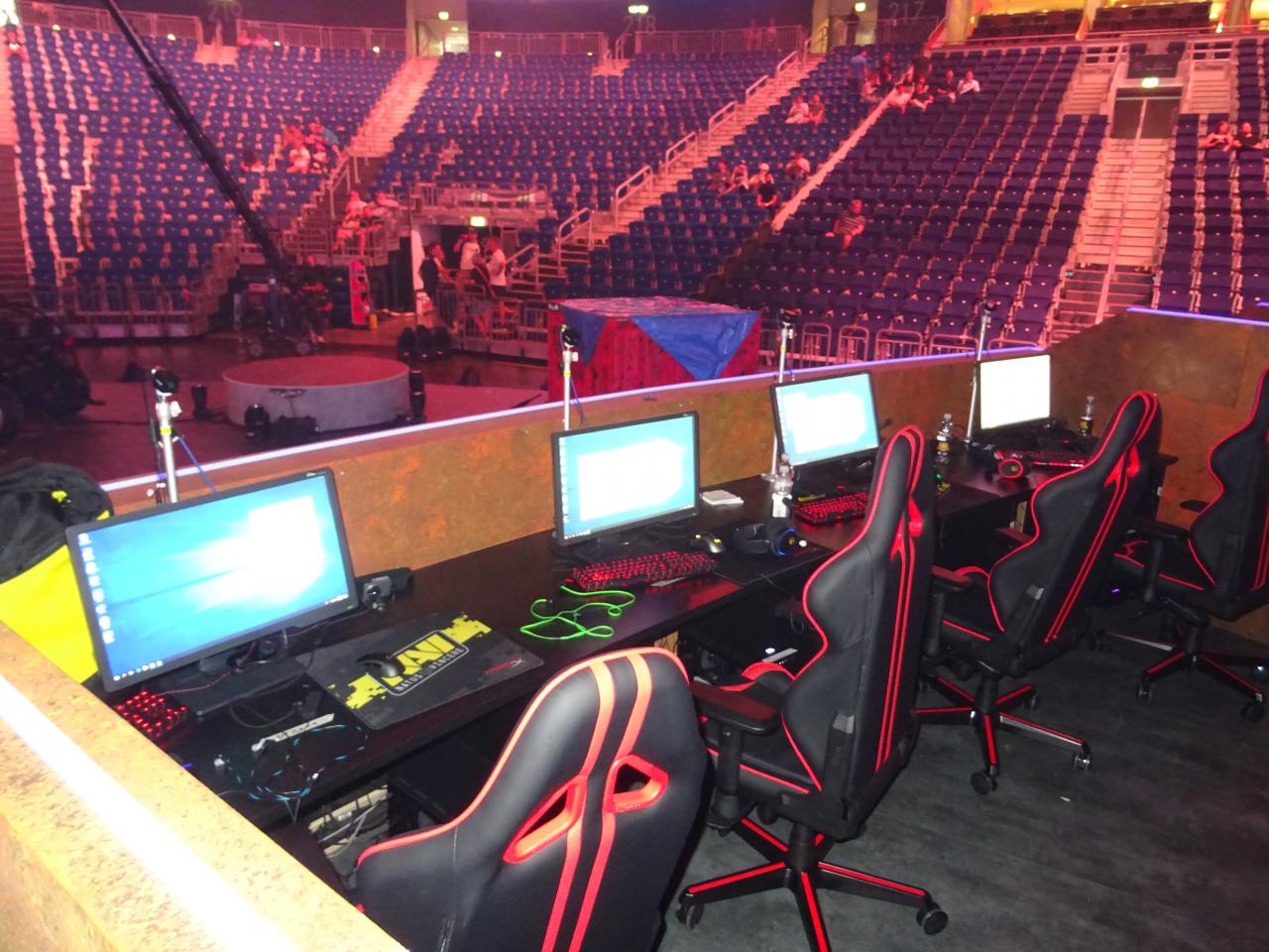 [31/07/2018] Schnappschuss 30 Minuten vor Matchbeginn: Tastatur, Maus, Headset und Keyboard durfte jeder Spieler selbst mitbringen. 