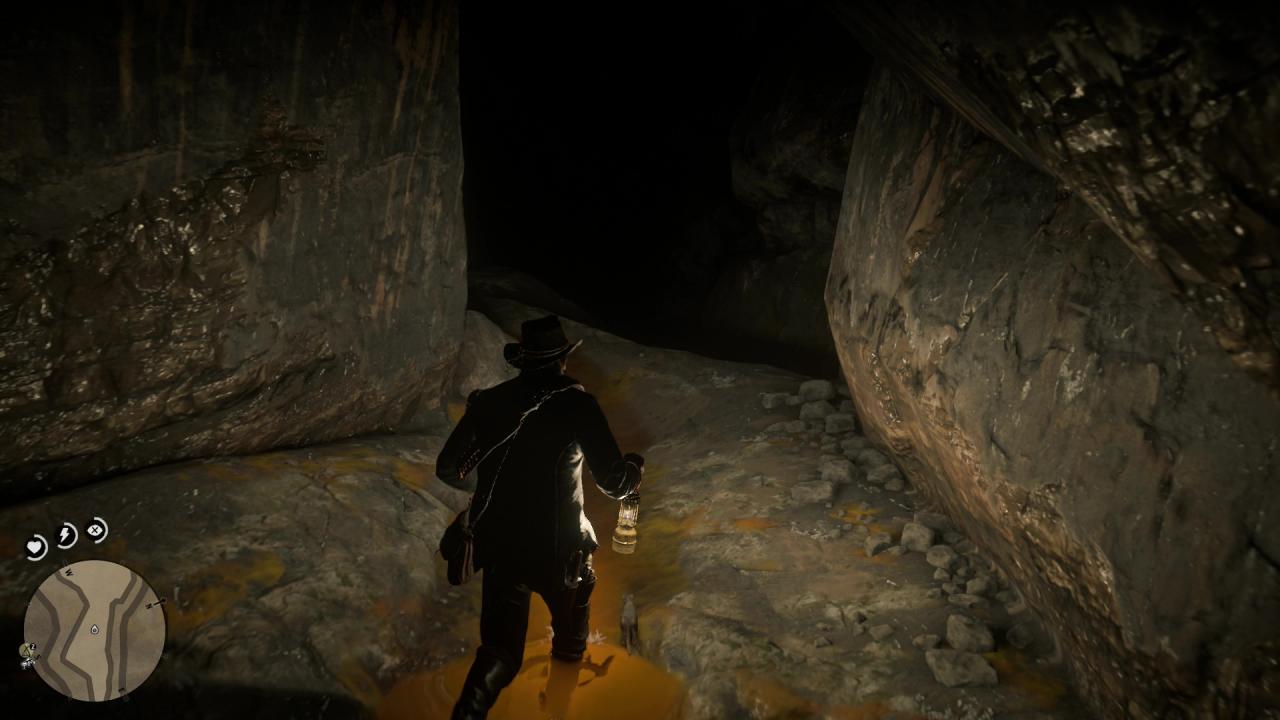 Arthur betritt die Höhle und nutzt seine Lampe in der Dunkelheit. 