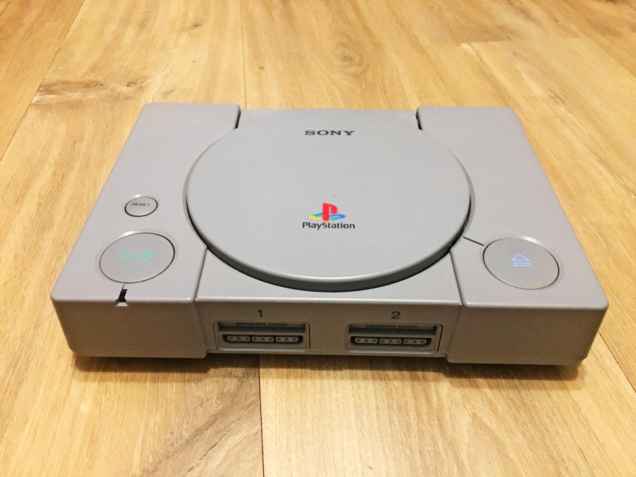 Zun&auml;chst sollte die Playstation nur ein CD-Laufwerk f&uuml;r Nintendos SNES werden. Als Nintendo die Zusammenarbeit beendete, f&uuml;hlte sich Sony in der Ehre verletzt und brachte eine eigene Konsole mit auf den Markt &ndash; nat&uuml;rlich mit dem Namen Playstation.&nbsp;