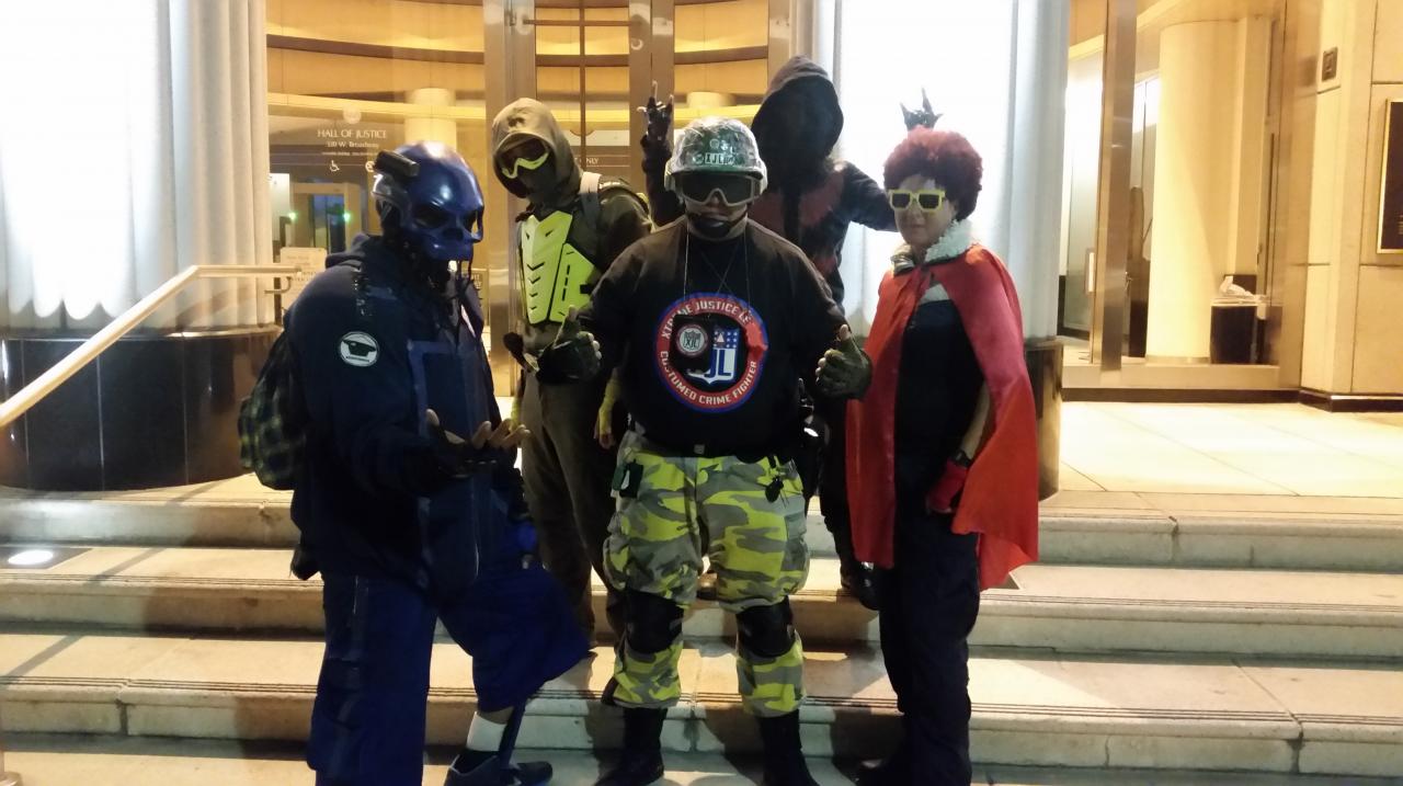 [21/12/2018] Das Team der Xtreme Justice League trifft sich vor Beginn der Patrouille vor der Hall of Justice in der Innenstadt von San Diego.