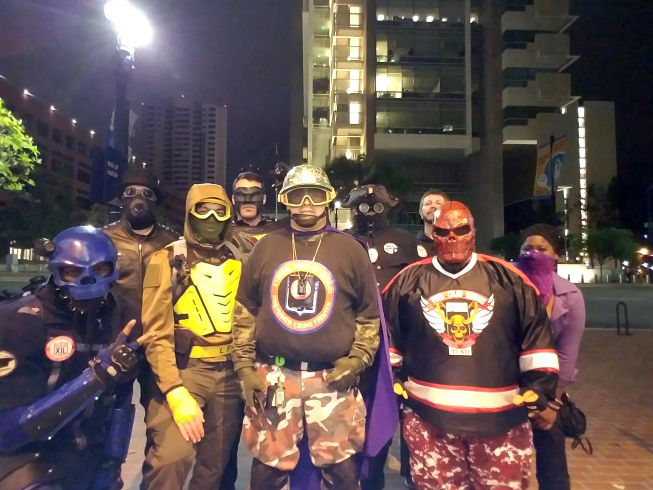 [21/12/2018] Mittlerweile hat die Xtreme Justice League ein gutes, kooperatives Verhältnis zur Polizei von San Diego und stimmt sogar ihre Patrouillenrouten mit den Beamten ab.
