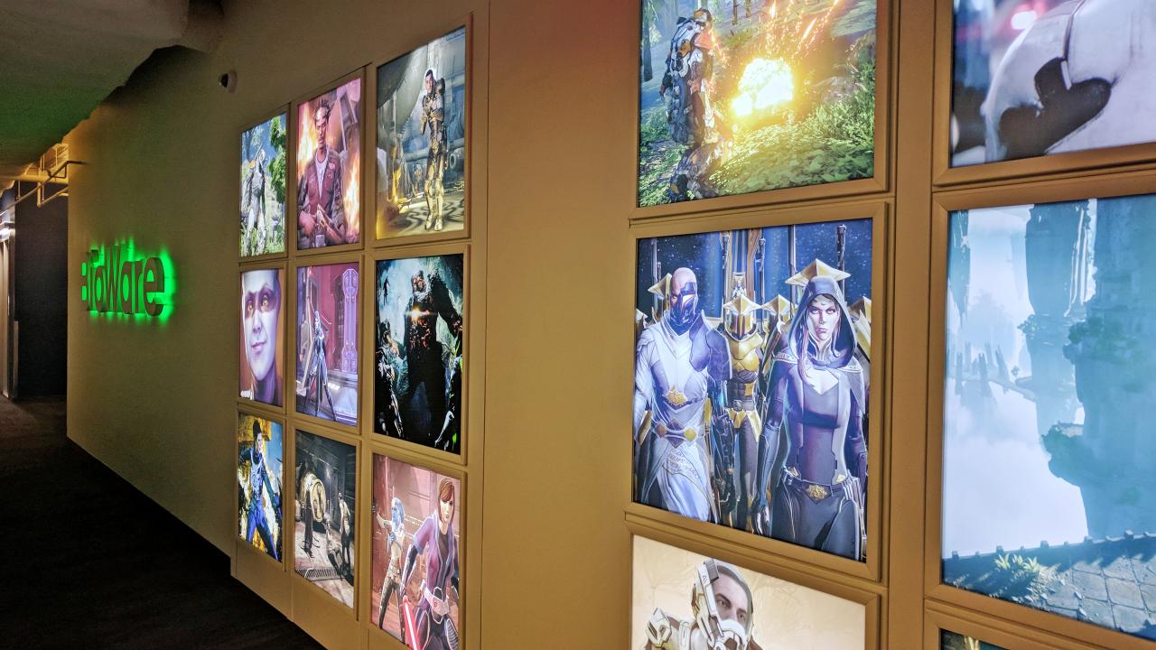 [18/01/2019] Der Eingangsbereich von Biowares Büro wird geprägt von beleuchteten Artworks aus allerlei Spielen des Kultstudios.