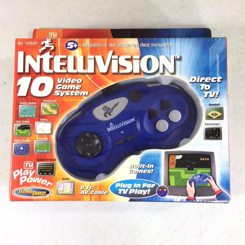 [19/03/2019] Das Intellivision 10 sieht aus wie ein Gamepad, lässt sich direkt mit einem Bildschirm verbinden und emuliert zehn populäre Intellivision-Spiele mithilfe eines NES-Chips. In den USA wurde es zum Millionen-Seller.
