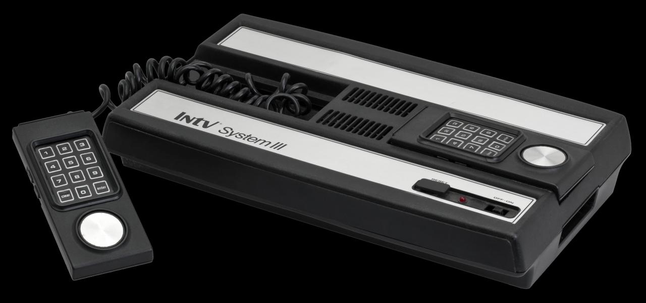 [19/03/2019] Das Intellivision II (1983) war kein klassischer Nachfolger, sondern vielmehr eine kostengünstigere, kompaktere und preisweiter herzustellende Neuauflage des bestehenden Systems.