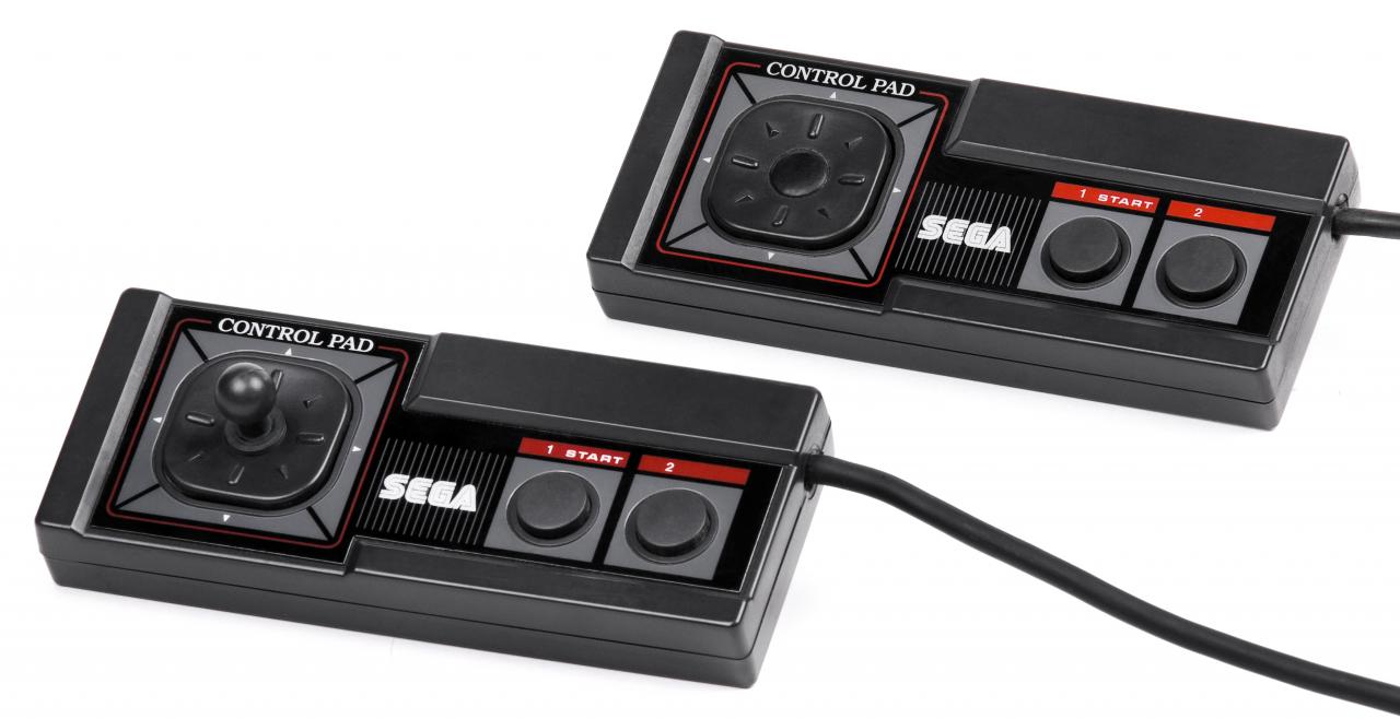 [25/04/2019] Der Controller des Master System verfügt über ein 8-Wege-Steuerkreuz sowie zwei Aktionstasten. Die Taste 1 ist doppelt belegt und fungiert auch als Start-Taste. Der Mini-Joystick (unten links im Bild) lässt sich abschrauben. Spätere Controller-Modelle (oben) verfügen nicht über dieses nette Detail.