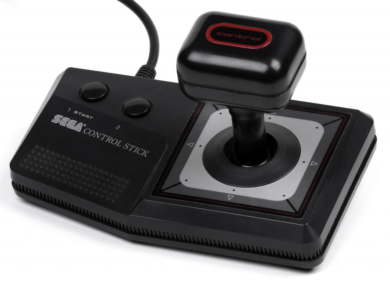[25/04/2019] Der Sega Control Stick richtet sich vor allem an Linkshänder, da sich die Aktionstasten links des Sticks befinden. Wer mag, kann ihn auch am Commodore VIC-20, am C-64 sowie am Atari 400, 800 und 2600 verwenden.