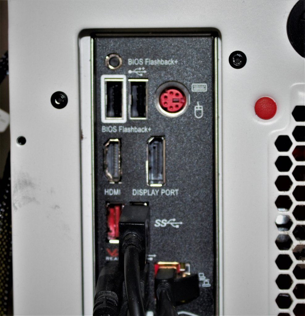 [31/07/2019] Weiß umrandet der für das Flashback vorgsehene USB-Port, direkt darüber der kleine BIOS Flashback-Button - hier bei einem MSI B450M Mortar Titanium