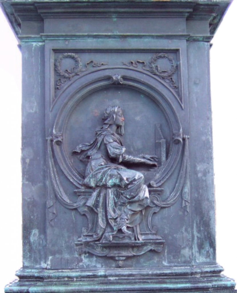 [05/07/2019] Am quadratischen Sockel des Beethoven-Denkmals befindet sich auf jeder Seite eine Muse, die eine Eigenschaft seiner Musik darstellt. 
