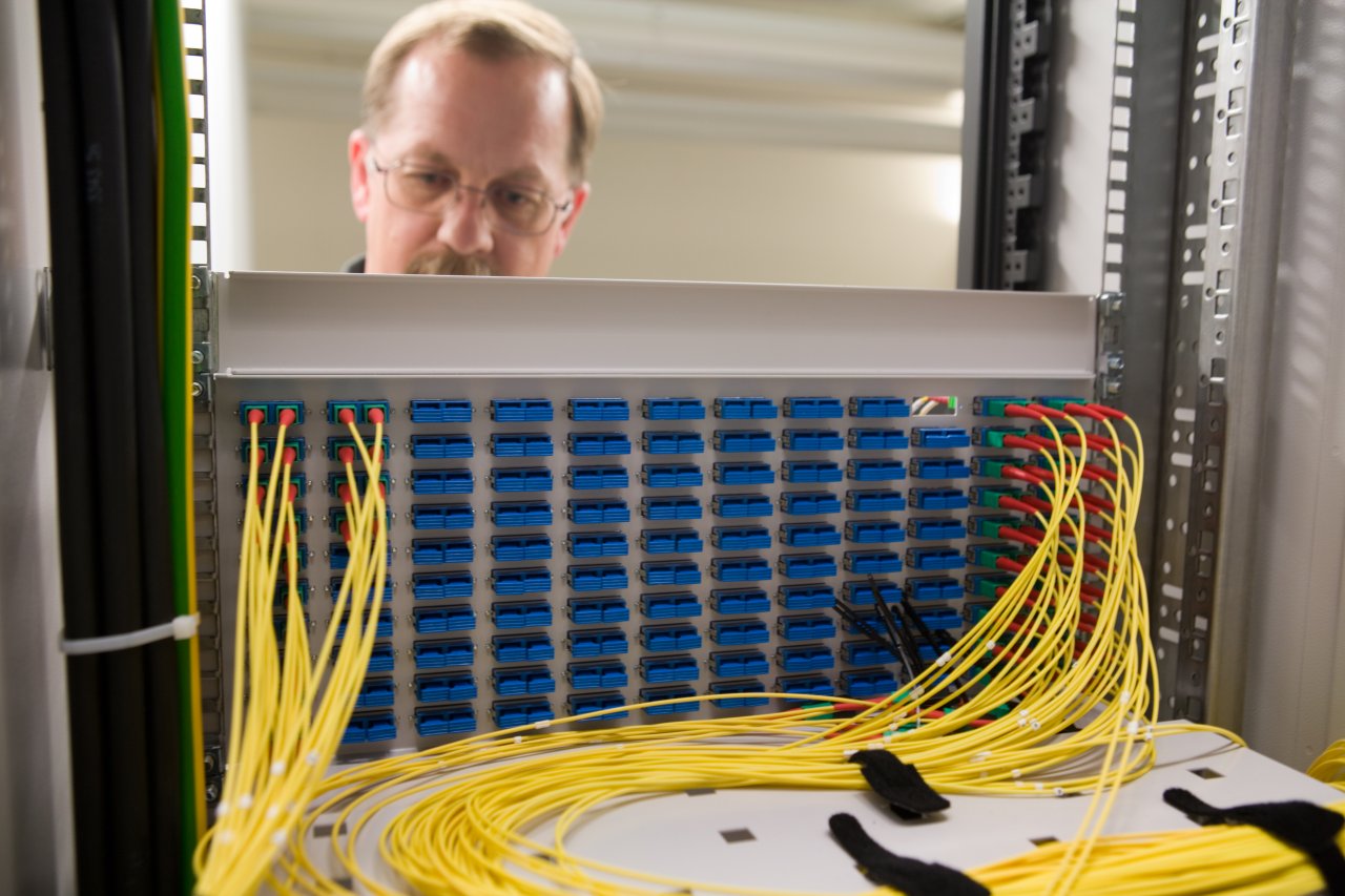 Der Breko kritisiert, dass die Deutsche Telekom mit Vectoring vor FTTB ein Quasi-Monopol über die Gebäudeverkabelung erhalte.