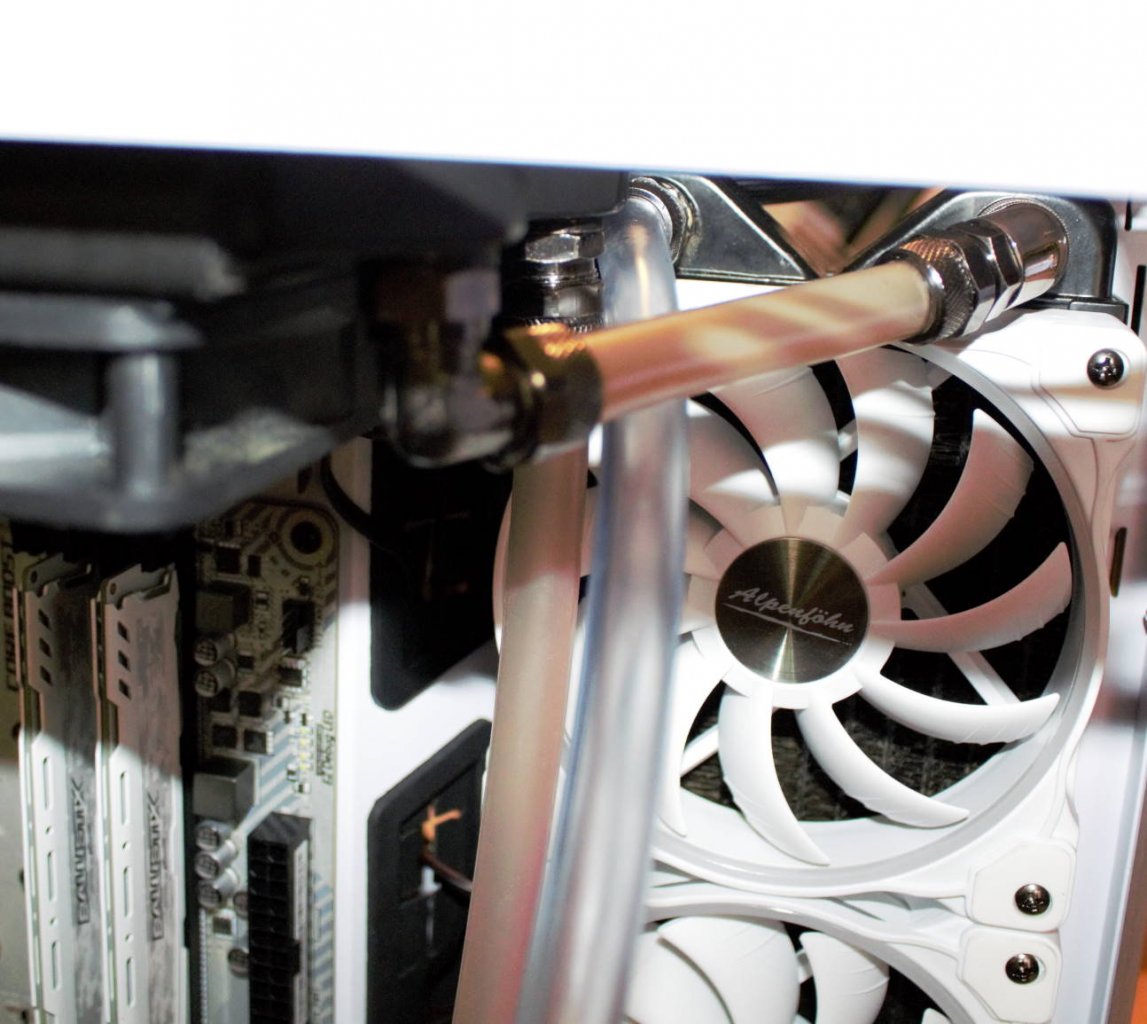 [30/08/2019] Es wird eng: Der oben montierte 280mm-Radiator (links) kommt dem 360mm-Radiator sehr nahe - die Anschlüsse und Schläuche passen gerade noch so.