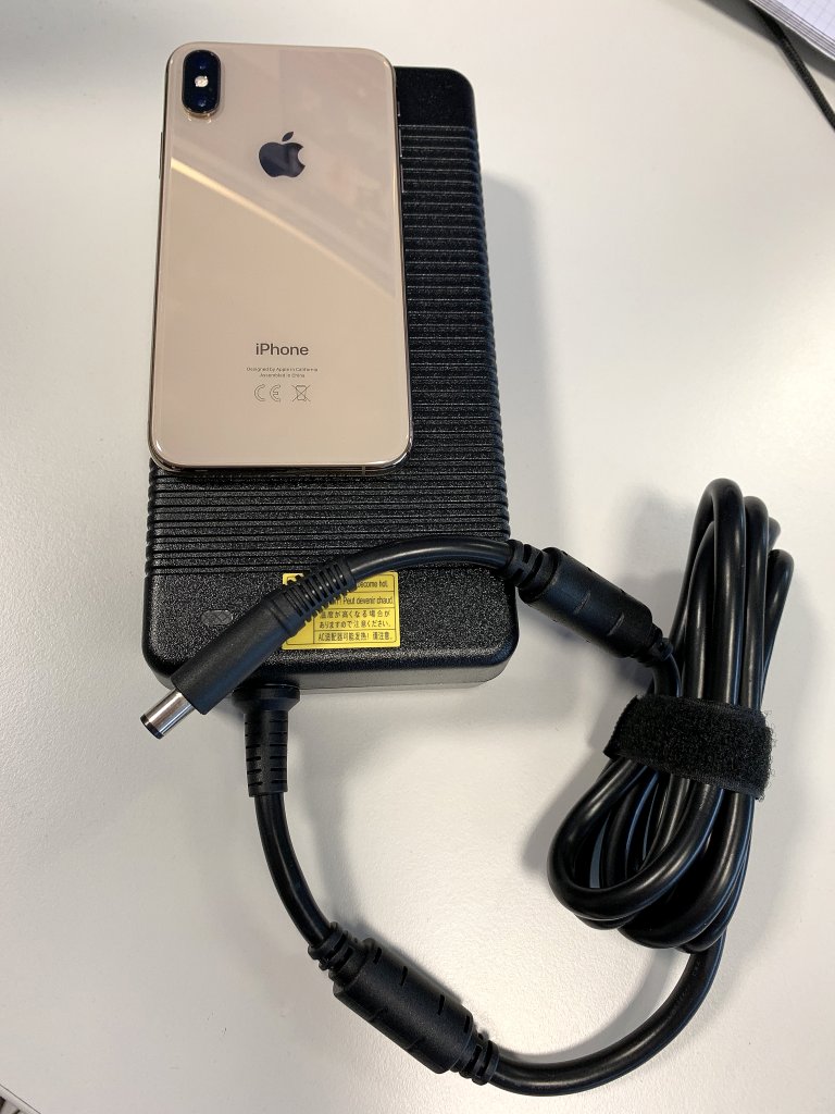 [20/09/2019] Das Netzteil im Größenvergleich mit einem iPhone XS Max.
