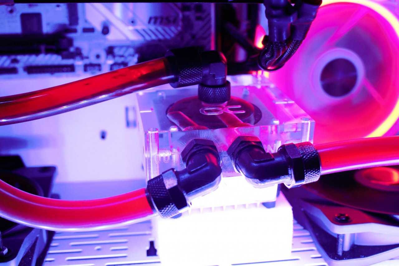 [06/09/2019] Von oben kommt das Wasser aus dem AGB in die Pumpe. Unten links ist der Ausgang - von dort wird das Wasser in diesem Fall zur Grafikkarte befördert.