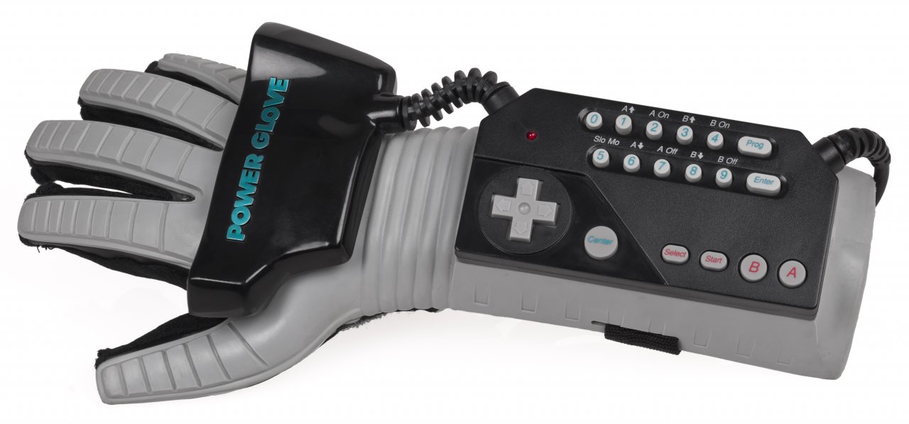 [19/09/2019] Mit dem Power Glove versprachen Nintendo und Mattel 1989 das Eintauchen in die virtuelle Realität. Doch das Endergebnis war ernüchternd, denn der Plastikhandschuh funktionierte nur bei zwei speziell dafür entwickelten Spielen: Super Glove Ball und Bad Street Brawler.
