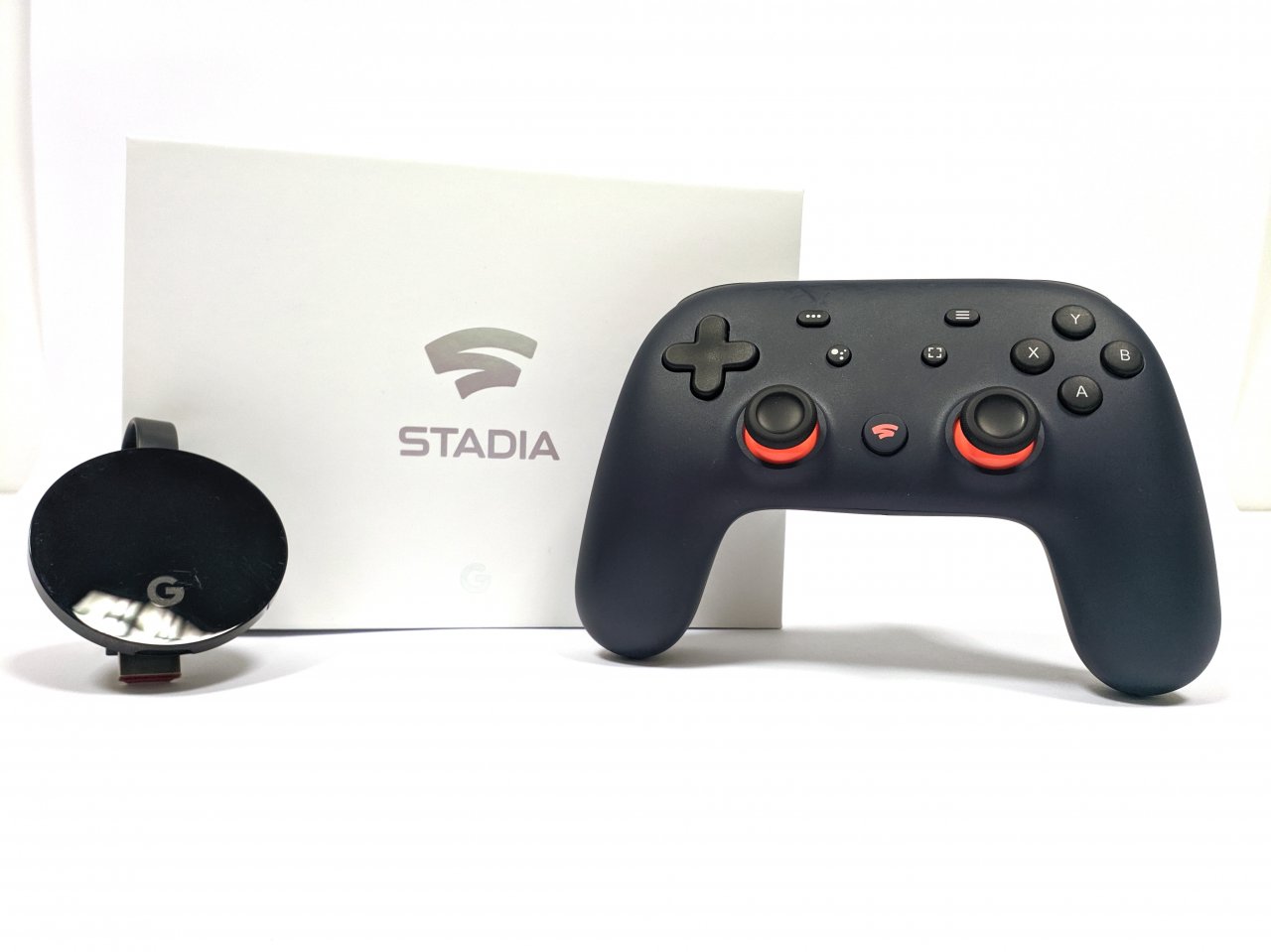 [22/11/2019] Das Stadia-Paket mit einem Google Chromecast und einem Controller reicht aus, um an einem LCD-TV PC-Games als Stream zu spielen.