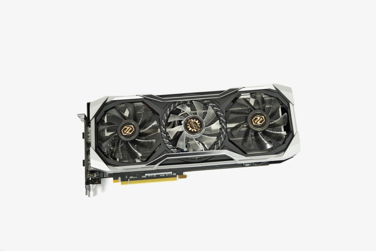 [20/12/2019] Egal was Nvida versuchte: Die AMDs Radeon RX 5700 XT (hier eine Asus Taichi) hat seit ihrem Release ein sehr gutes Preis-Leistungs-Verhältnis,