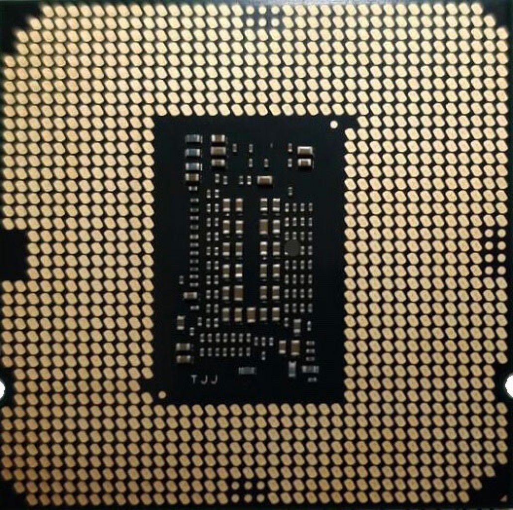 [26/12/2019] Eine Sockel 1200-CPU von unten mit ihren Kontaktstellen zum Sockel
