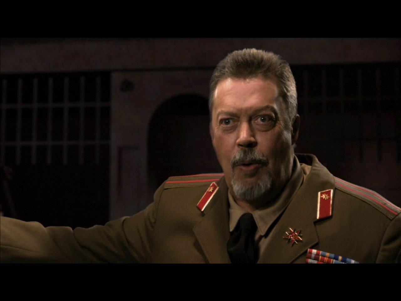 [13/12/2019] Auch Tim Curry gehörte zur Besetzung von Command & Conquer: Alarmstufe Rot 3. Er spielte den sowjetischen Ministerpräsidenten Anatoly Cherdenko. &nbsp;