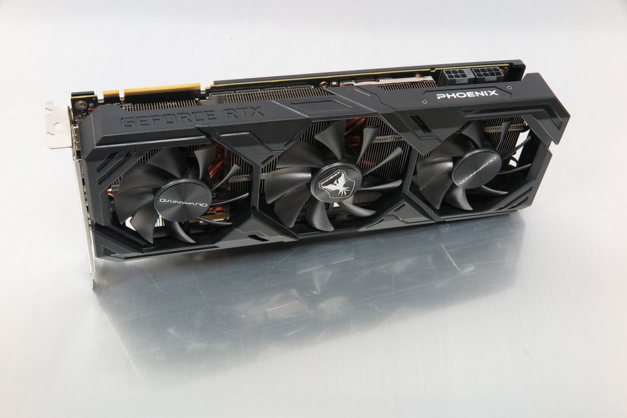 [30/01/2020] Nvidia GeForce RTX 2070 Super (hier von Gainward): Trotz weniger FLOPS Rechenleistung in Spielen schneller als eine AMD Radeon RX 5700 XT.