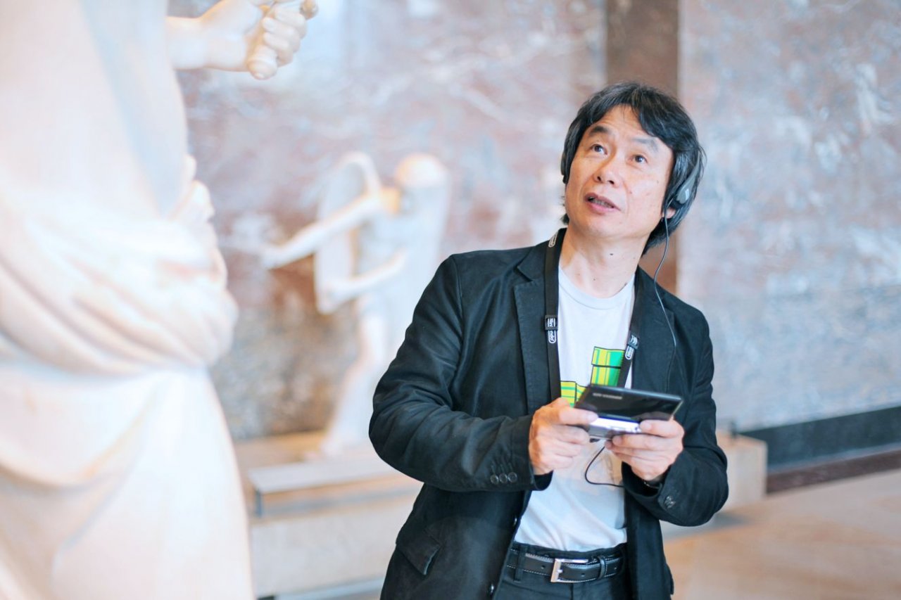 Shigeru Miyamoto mit dem Nintendo DS.