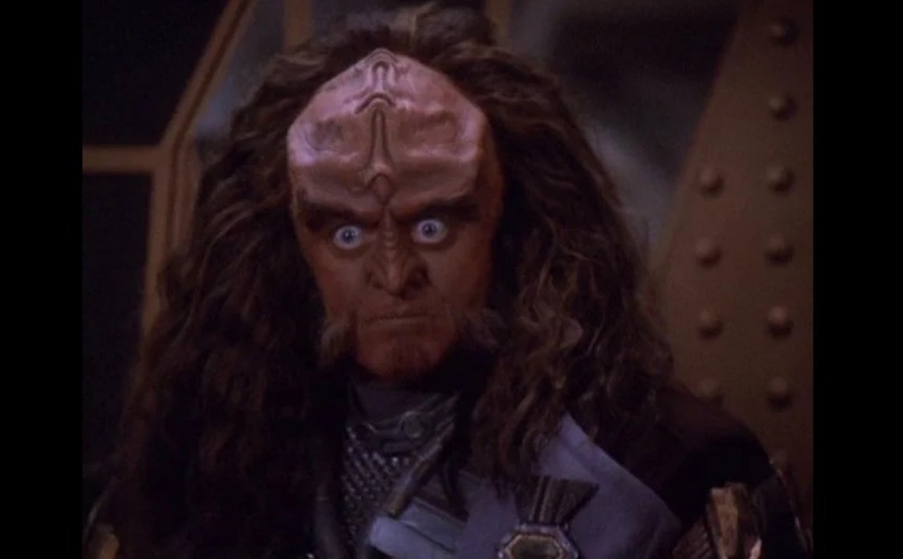 [15/05/2020] Gowron, wie er leibt und lebt: Ohne seinen charakteristischen wilden Blick wäre der inkompetente und machtgierige Kanzler nur halb so unterhaltsam. &nbsp;