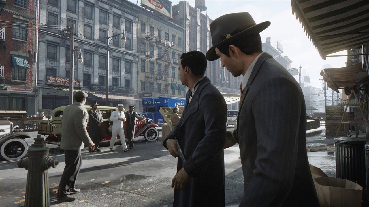 Zwei Gangster gehen auf die Straße im Mafia Remake