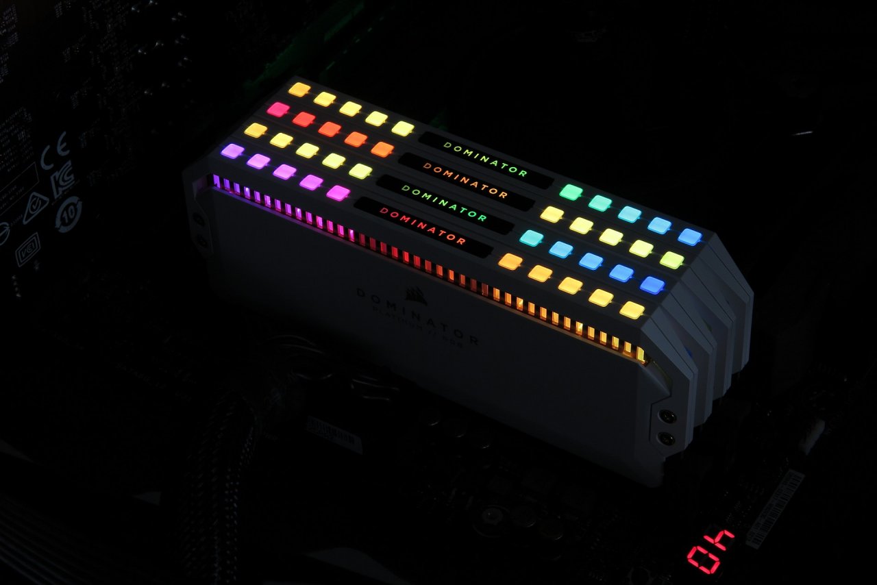 [07/06/2020] Auch bei RAM wie hier beim Corsair Dominator Platinum gibt es inzwischen auswändige LED-Features, die man mit kompatiblen Mainboards direkt ansteuern kann.