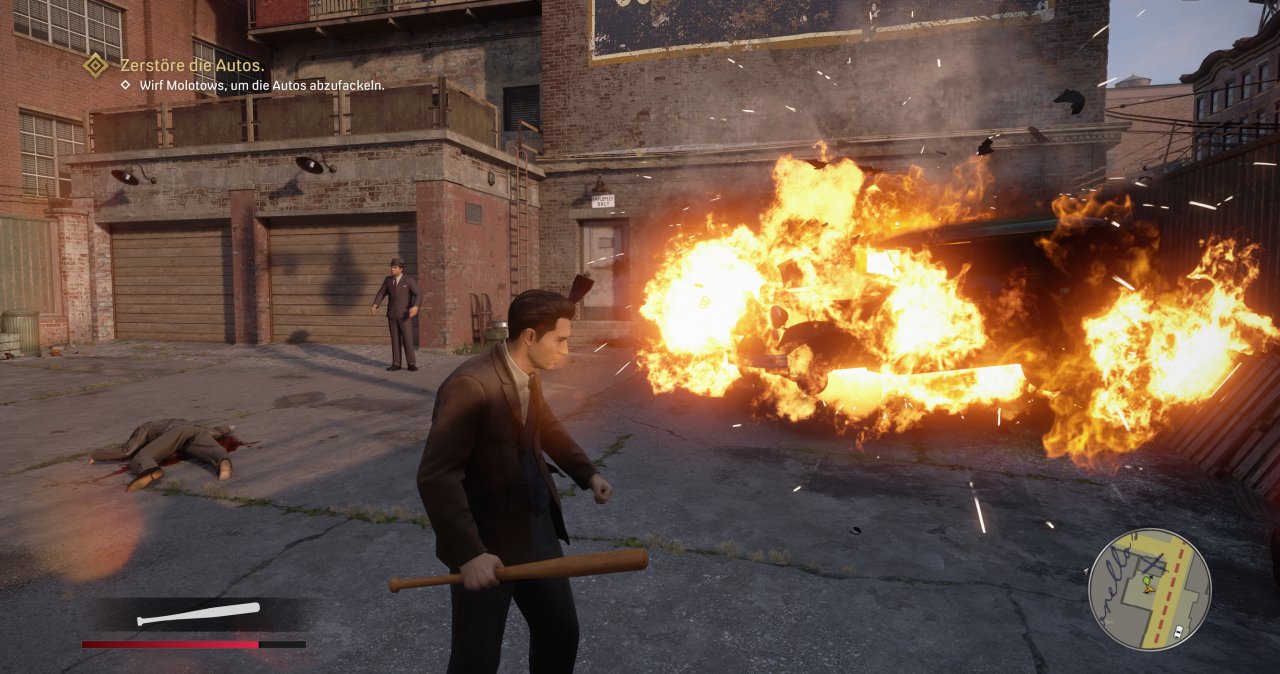 Tommy aus Mafia: Definitive Edition zerstört ein Auto.