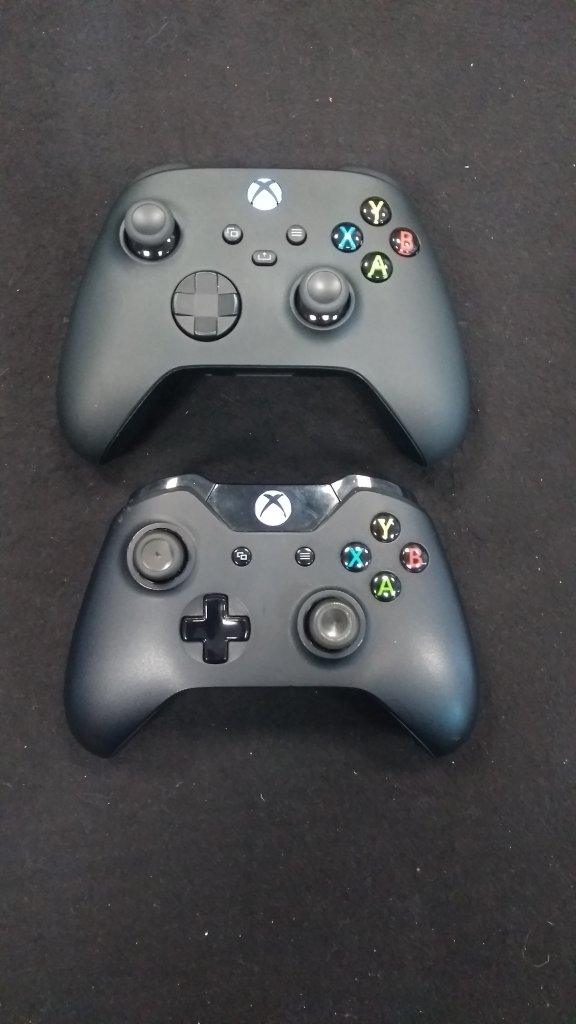 [15/10/2020] Im Vergleich zum Controller der Xbox One hat sich nicht allzu viel verändert. Microsoft hat nur an ein paar Details geschraubt.