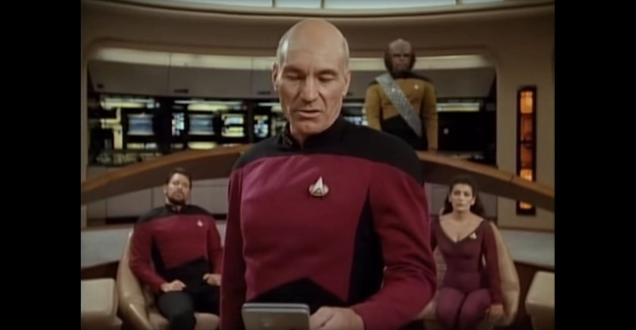 [16/10/2020] In einer berühmten Szene rattert Captain Picard eine abstruse Fußnote in dem Vertrag herunter, mit deren Hilfe er die Sheliak gekonnt ausmanövriert. &nbsp;