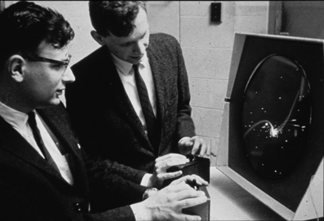 [30/10/2020] In Spacewar! (1962) kämpften zwei Spieler mit ihren Raumschiffen gegeneinander. In Zeiten des „Space Race“ eine Anspielung auf das Klima zwischen den Vereinigten Staaten und der Sowjetunion.