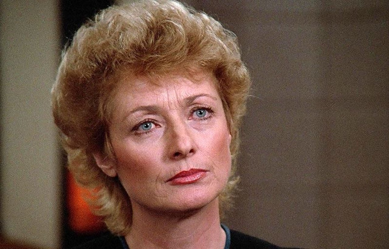 [23/12/2020] Ohne eigenes Verschulden hatte Diana Muldaur einen schweren Stand. Sie ersetzte die beliebte Gates McFadden und galt für viele als „Ersatz-Doktor“. &nbsp;