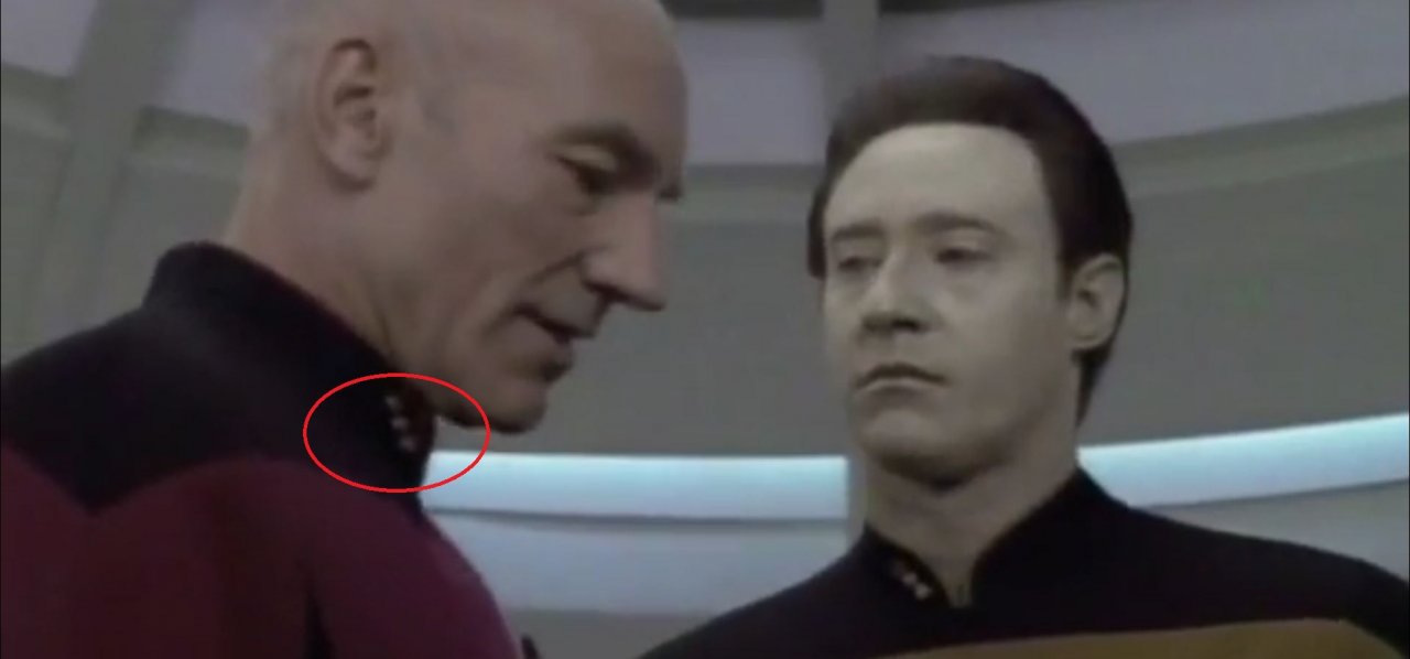 [29/01/2021] Da hat jemand bei der Garderobe nicht aufgepasst: Captain Picard wurde von einem Captain zu einem Commander degradiert. Derartige Fehler sind häufig, fallen aber nur besonders guten Beobachtern auf.