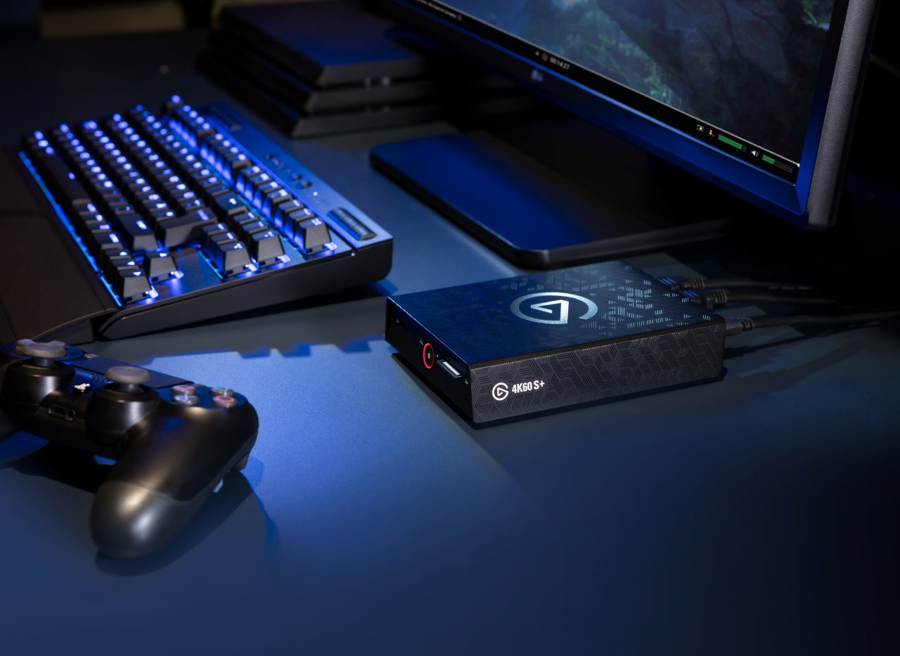 [22/01/2021] Die Elgato 4K60 S+ im Einsatz am PC - hier ist gut die Kompaktheit der Box zu sehen.