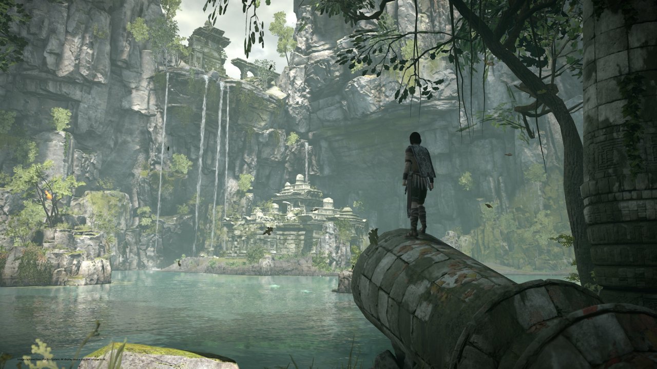 [25/01/2021] Für das visionäre Shadow of the Colossus (im Bild: das wunderschöne PS4-Remake) waren ursprünglich doppelt so viele Kolossi geplant. Jedoch hat sich Regisseur Fumito Ueda am Ende auf die Hälfte beschränkt und einige bereits programmierte Prototypen lieber verworfen, weil sie nicht richtig funktionierten. &nbsp;