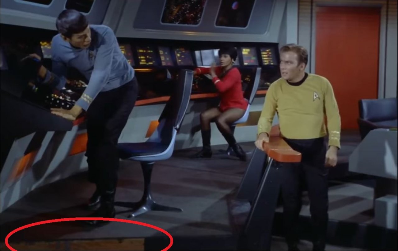 [29/01/2021] Hat jemand gerade den Holzleim zur Hand? Kleine Fehler wie die selbst gebastelte Holz-Enterprise machen die Originalserie erst so richtig sehenswert.