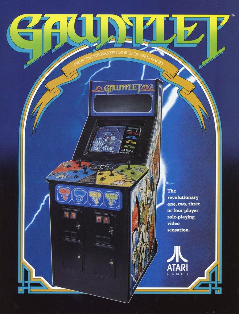 [31/03/2021] Werbe-Flyer für Ataris Koop-Hit Gauntlet (1985): Sehr gut zu erkennen sind die vier Farbflächen auf der Vorderseite, in denen jeweils ein Joystick und zwei Aktionstasten eingelassen sind.