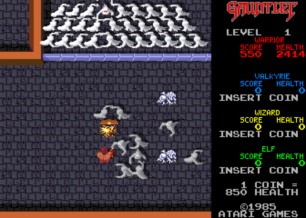 [31/03/2021] Schon Gauntlet (1985) unterstützte Drop-In-Koop: Wer einen Quarter einwarf, konnte direkt mitspielen. Der rot markierte Münzeinwurfschacht war dabei dem Krieger Thor, der blaue der Walküre Thyra, der gelbe dem Zauberer Merlin und der grüne dem Elfen Questor zugewiesen.