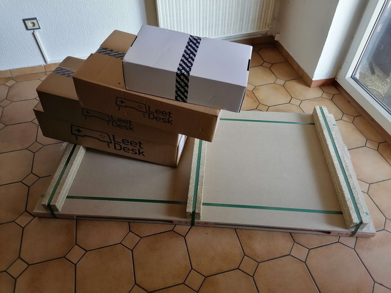 [07/05/2021] Die komplette LeetDesk-Lieferung mit vier Kisten und einer Palette (Tischplatte).