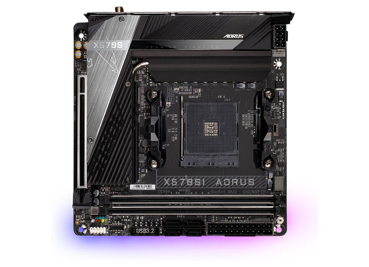 [28/06/2021] Anhand des Sockels sieht man, wie klein Mini-ITX-Mainboards sind.
