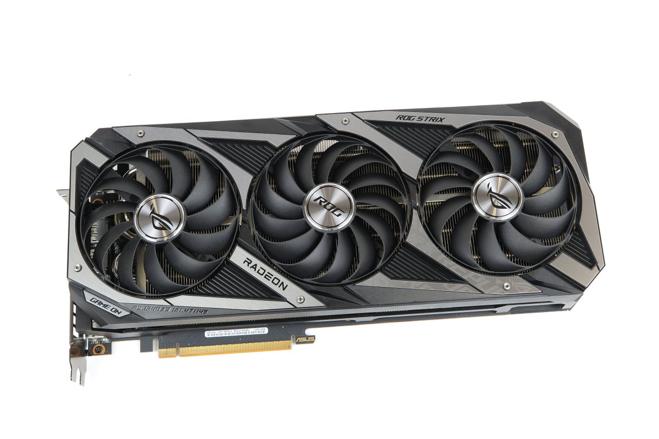 [01/07/2021] Die AMD Radeon RX 6700 XT (hier ein Modell von Asus) ist inzwischen wieder teurer geworden, die Konkurrenz von Nvidia dafür günstiger.